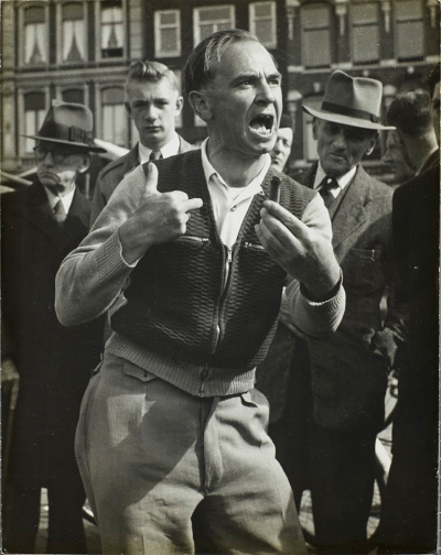 Standwerker op het Amstelveld, Amsterdam, 1954 ***