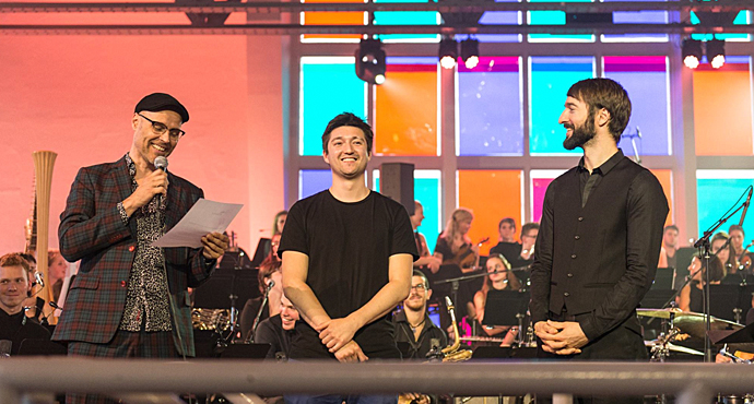 Winnaar Rogier van Otterloo Award Zacharias S. Falkenberg, met artistiek leiders Martin Fondse en Jules Buckley (foto Nic Limper)