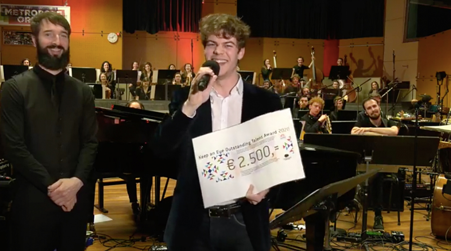 (beeld uit de livestream) Bram van der Glint neemt de Outstanding Talent Award online in ontvangst