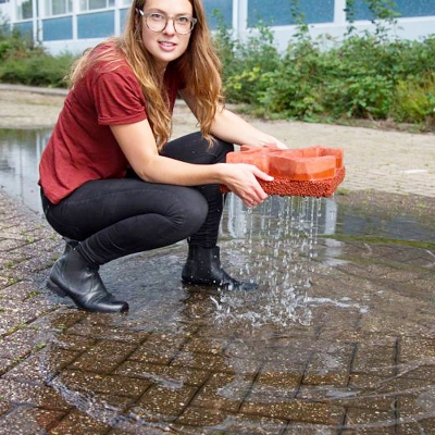 Fien met haar 'regentegel'