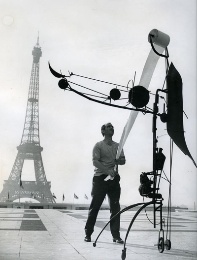 Jean Tinguely met Méta-Matic No. 17 voor de Eiffeltoren, 1959