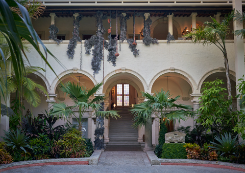 2018  Liquid Garden  Museum Vizcaya Miami, USA  2017  • Materials: lasercut felt, knitted strings, tie raps, leaf catchers • Foto: David Almeida