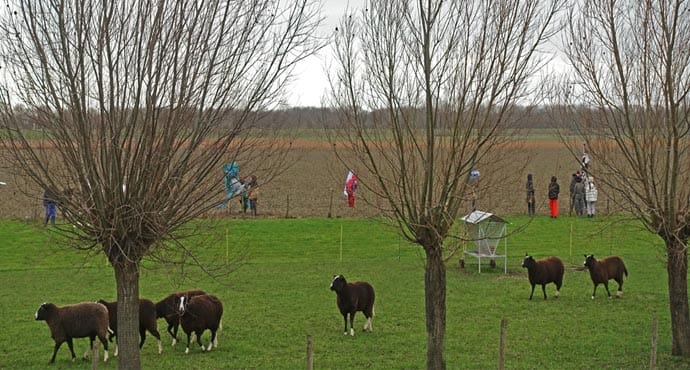 Sómmigen lopen er als een vogelverschrikker bij. Maar de échte staat!