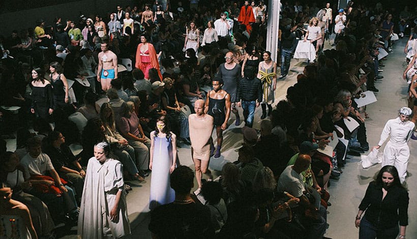 Wat als de catwalk niet het eindpunt is, maar het begin van een gesprek?